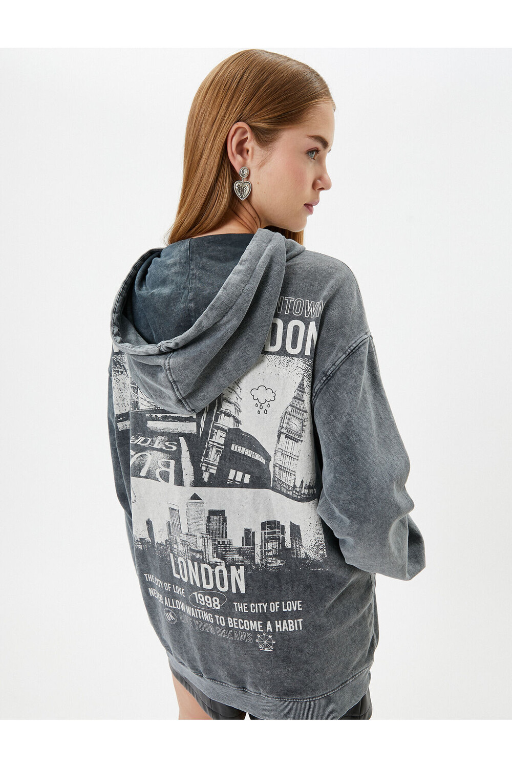 

Толстовка с капюшоном. Удобная посадка. Эффект выцветания. Хлопок с приподнятой спиной и принтом. Koton, серый
