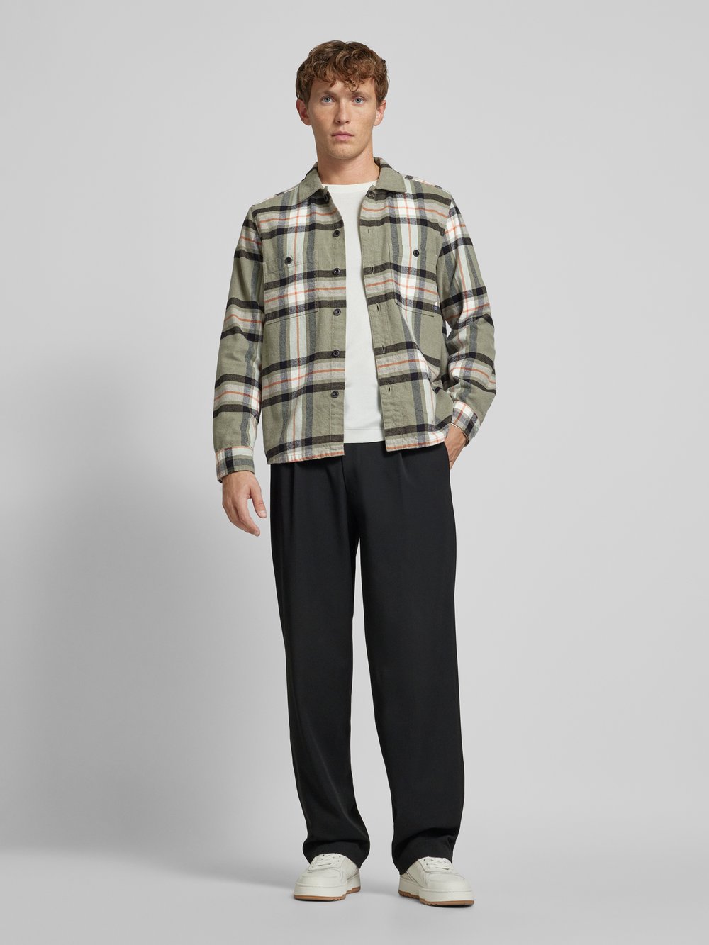 

Приталенная куртка-рубашка с нагрудными карманами OLYMP Level Five, оливковый