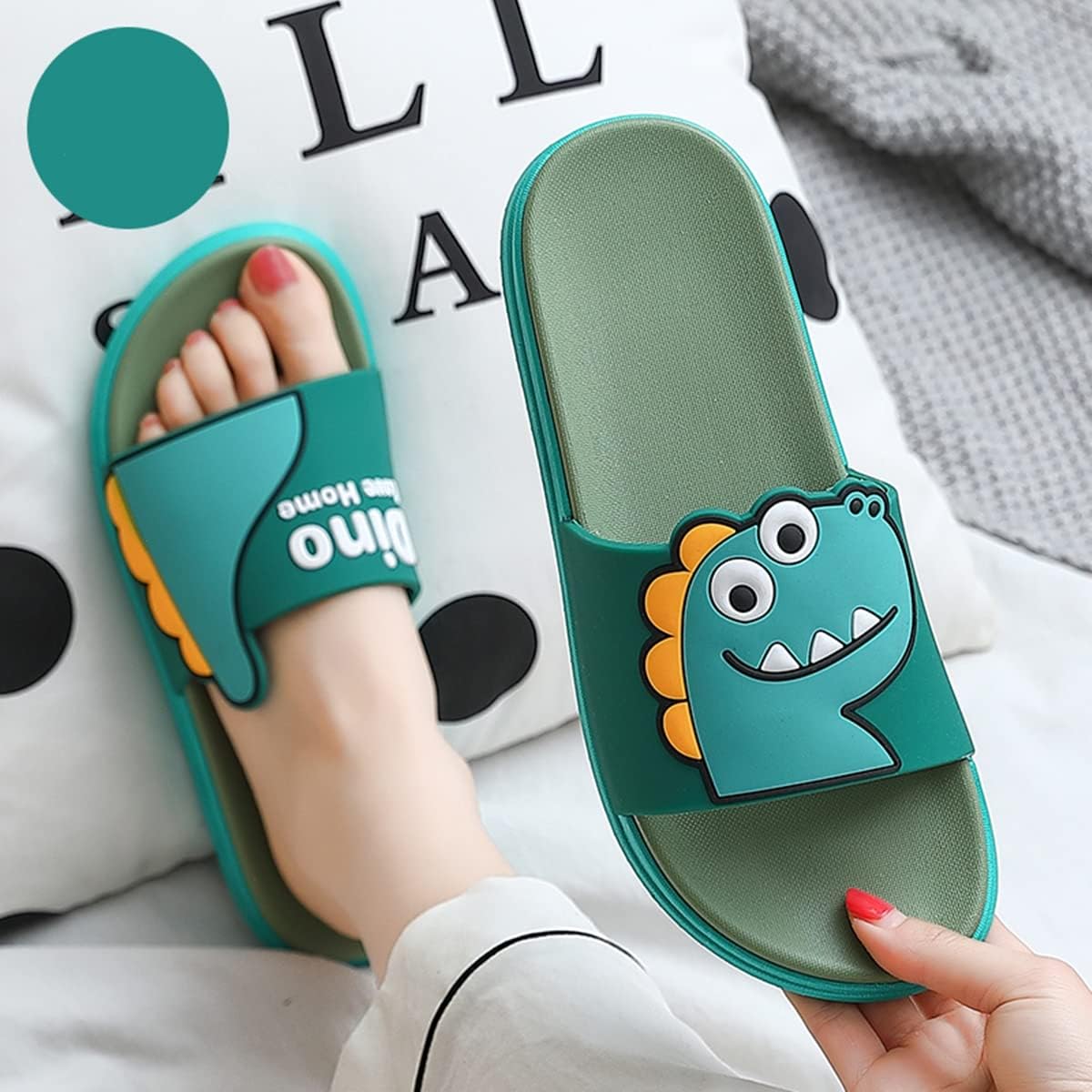 Тапочки Aoakva Kawaii с милым мультяшным динозавром, кломпы для девочек и женщин, летние шлепанцы для душа, нескользящие пляжные обувь из мягкого ПВХ, зеленый — фото 2