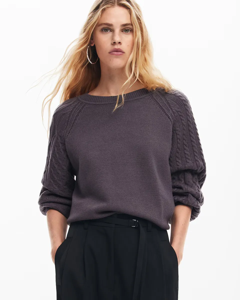 

Однотонный женский свитер с фактурными рукавами Desigual, серый