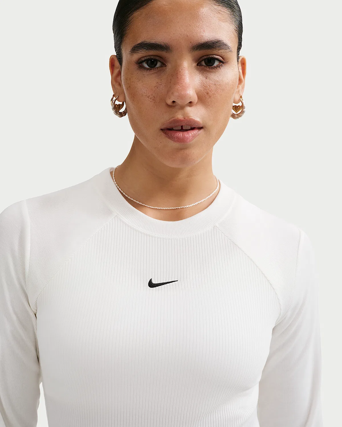 Женская облегающая длинная футболка с ребристой вязкой Nike Sportswear Chill Knit, Sail/Black — фото 3