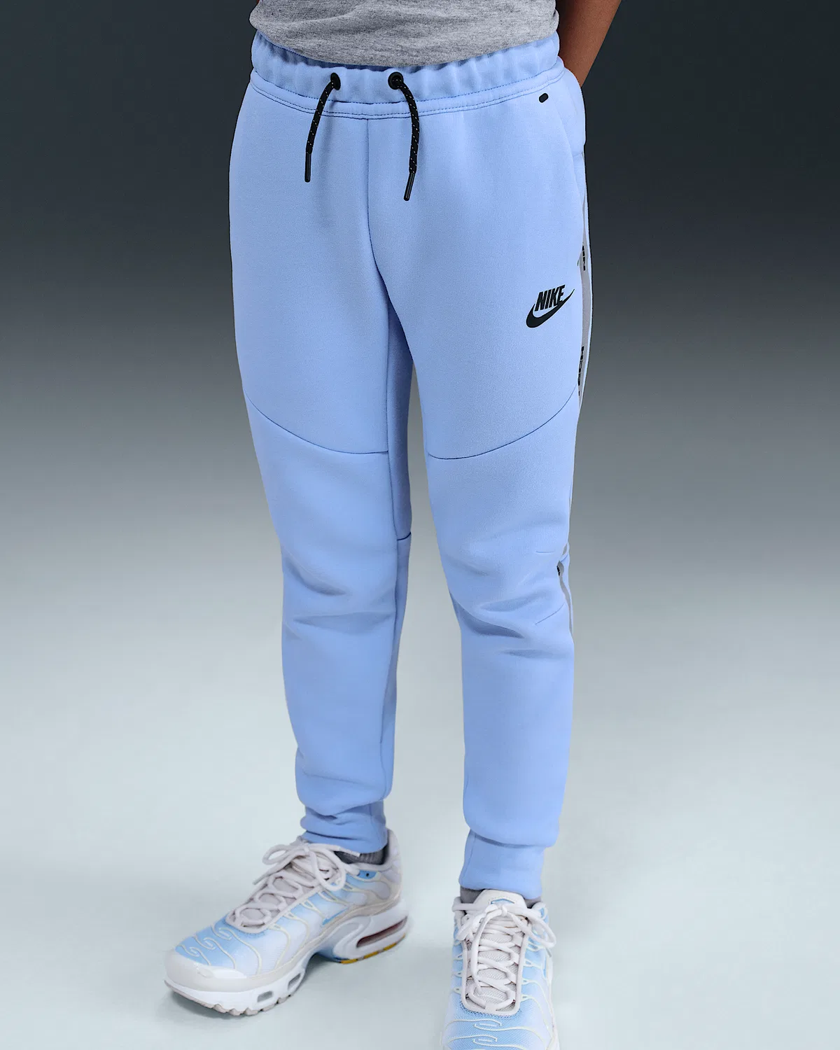 Джоггеры для старших детей Nike Sportswear Tech Fleece со светоотражающими элементами, Aluminum/Black/Black — фото 2