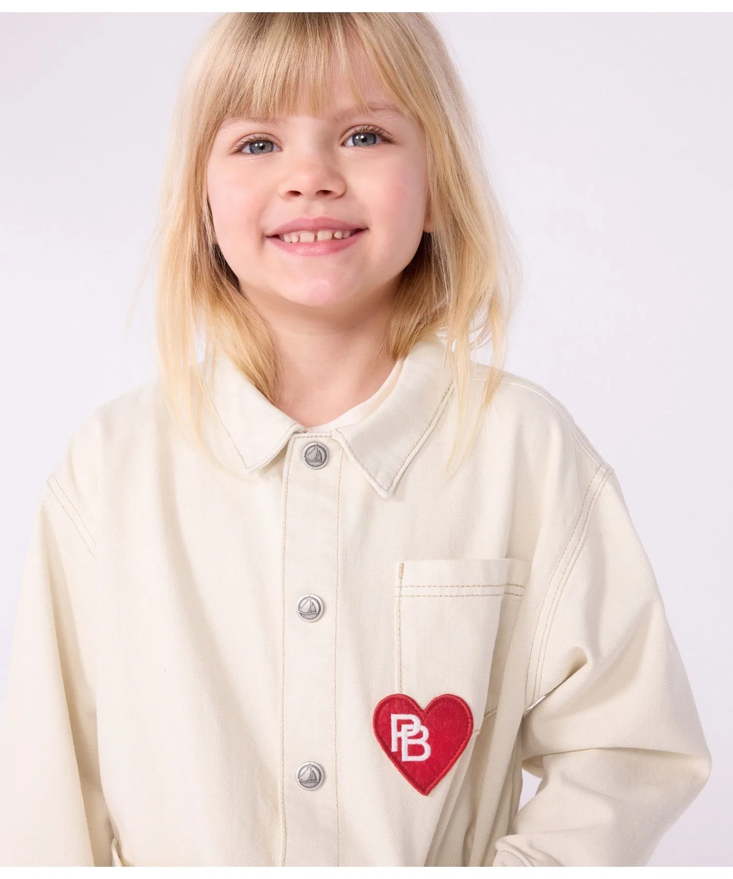 Детская куртка из денима PETIT BATEAU с патчем инициалов, цвет офф-вайт — фото 2