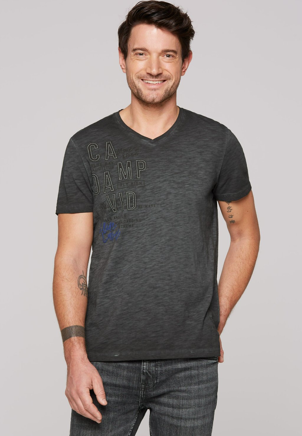 

Футболка с принтом INSIDE OIL DYED MIT V-NECK Camp David, черный