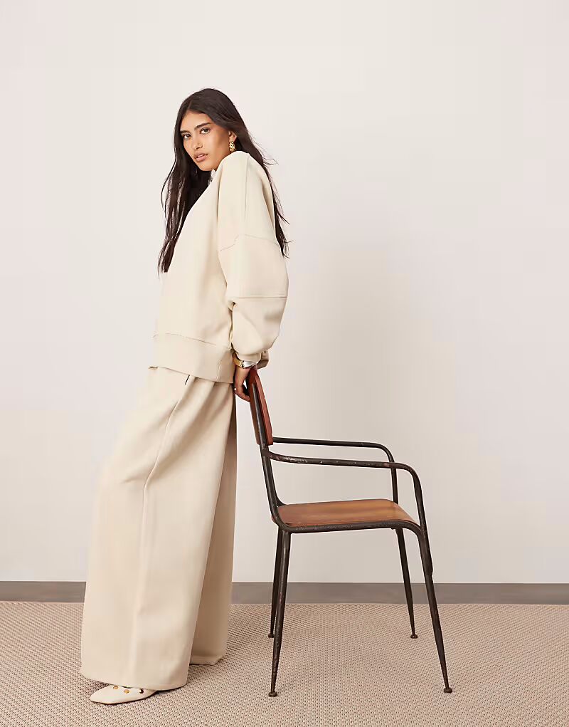 

Премиальные свободные брюки-джоггеры ASOS EDITION из плотной ткани с широкими штанинами и декоративными швами в овсяном цвете