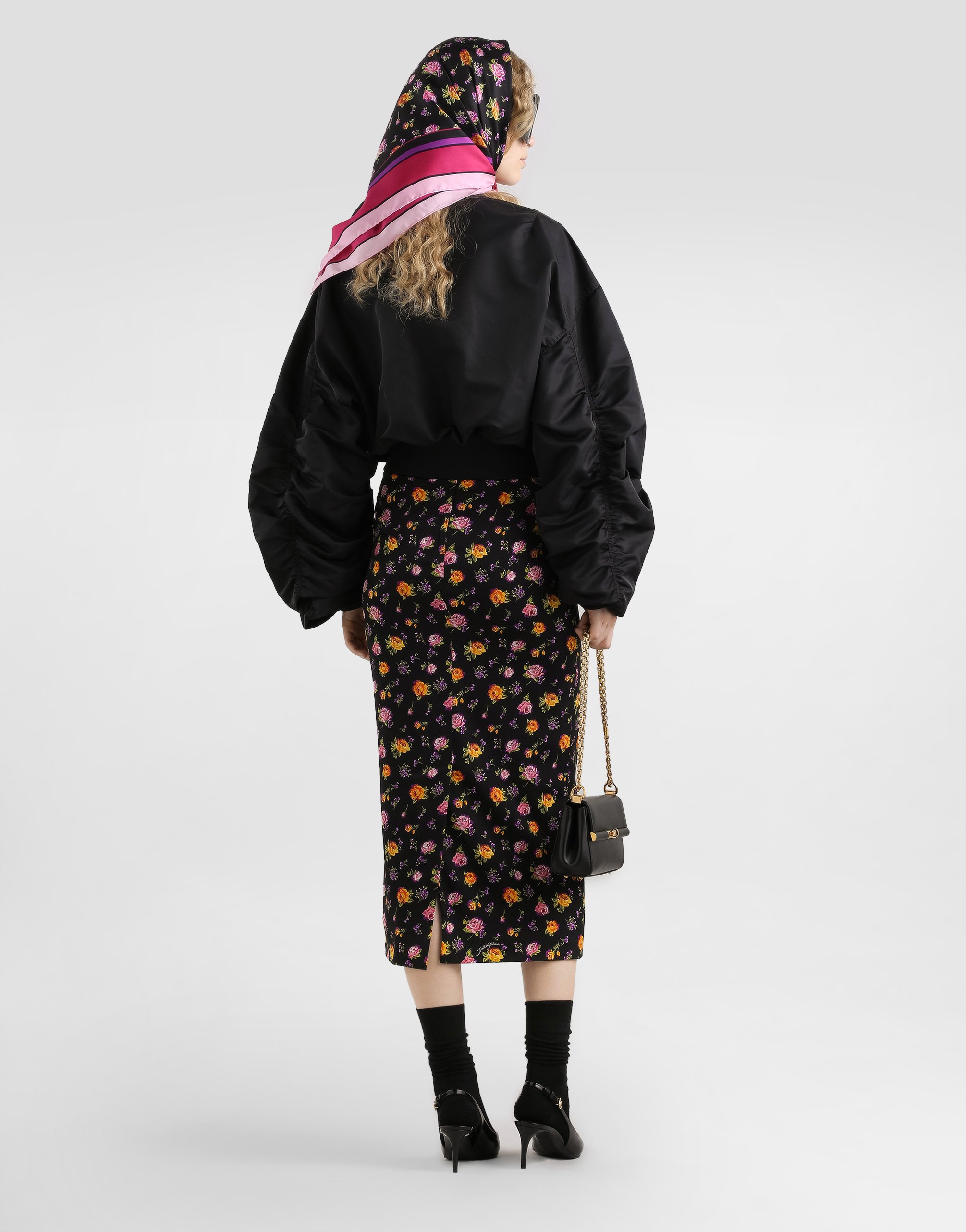 Прямая юбка из шармеза с принтом в виде небольших букетов роз Dolce & Gabbana, мультиколор — фото 3
