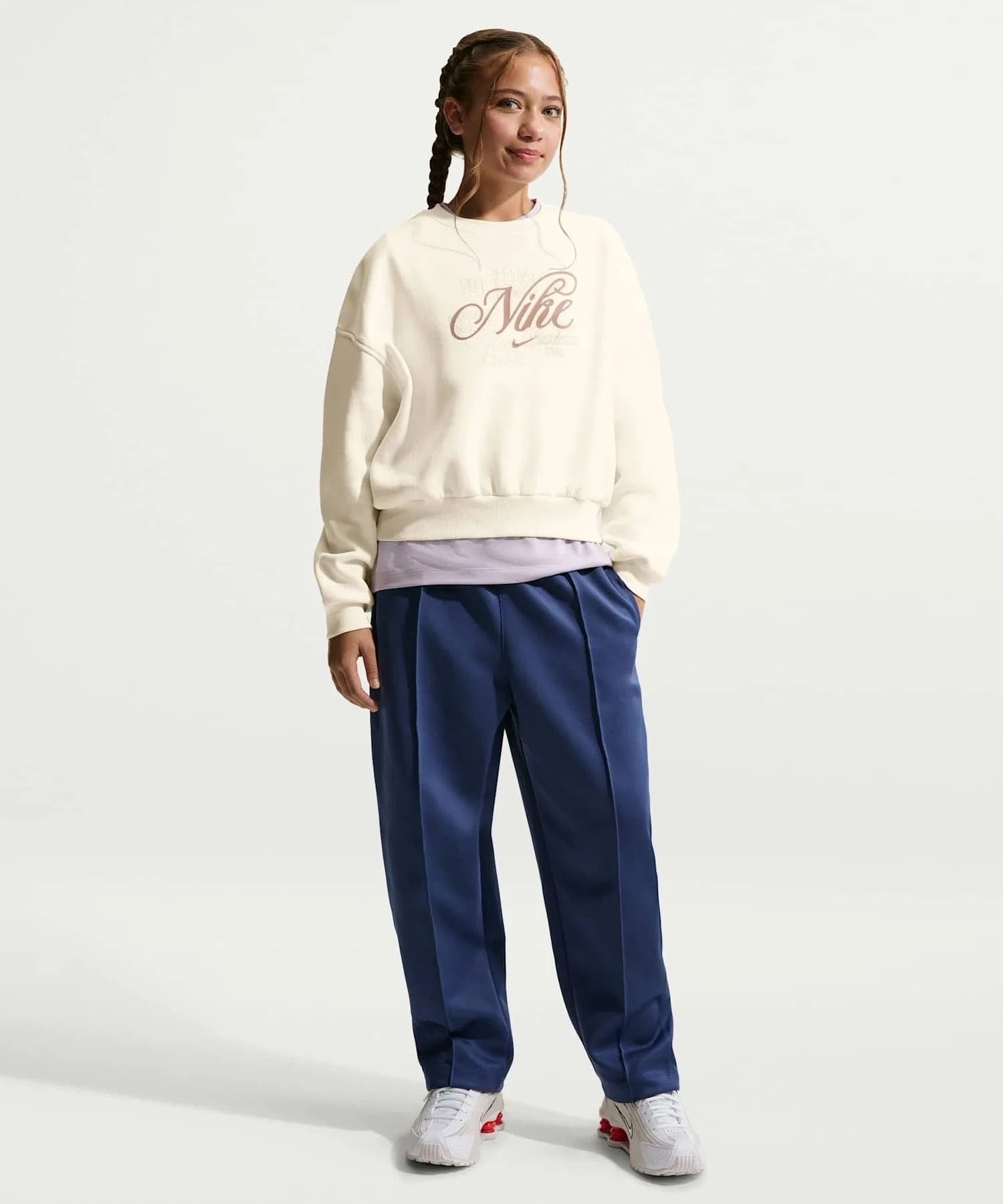 Детская флисовая толстовка Nike Sportswear Club для девочек, свободного кроя, с круглым вырезом, IF1727-047, цвет «мягкий жемчуг». — фото 4