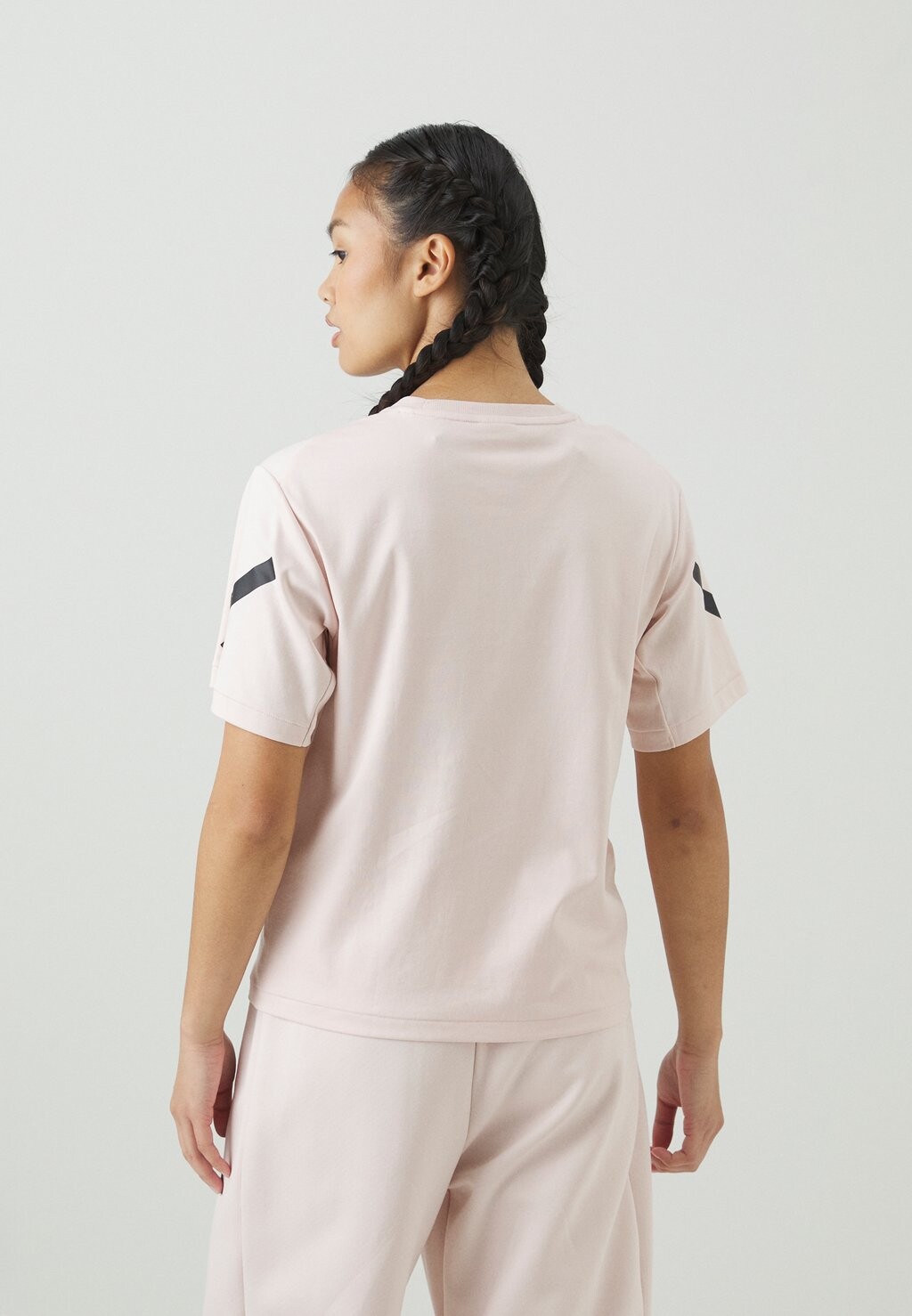 

Футболка с принтом Z.N.E. adidas Sportswear, розовый
