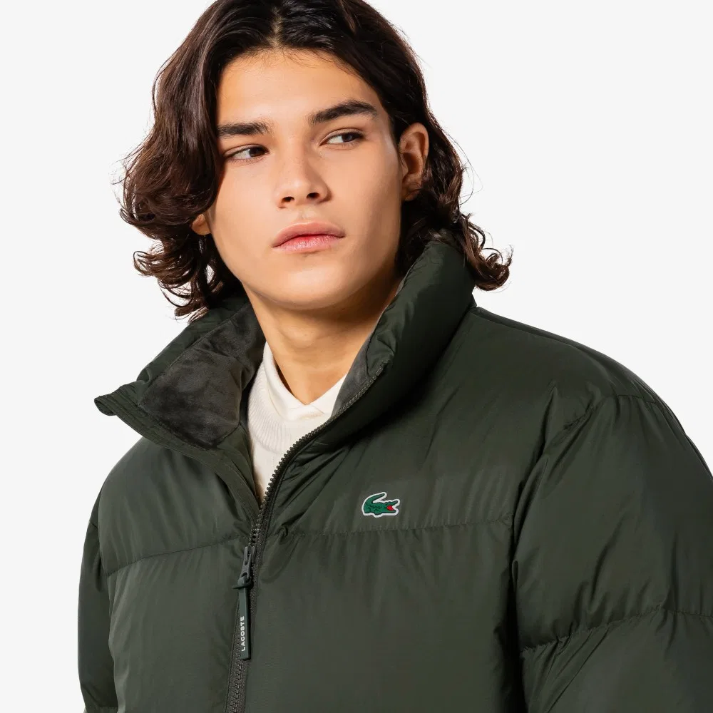 Мужской короткий тяжёлый пуховик цвета хаки от Lacoste — фото 2