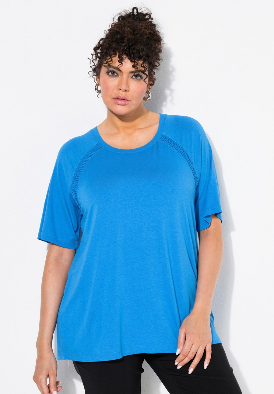 

Футболка Ulla Popken TEXTURED SEAM SHORT SLEEVE STRETCH-FIT, Royal Blue, Красный, Футболка Ulla Popken TEXTURED SEAM SHORT SLEEVE STRETCH-FIT, Royal Blue