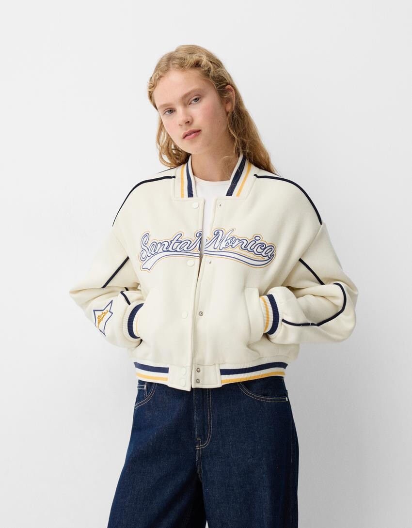 

Плюшевая куртка университетского образца Bershka, бежевый