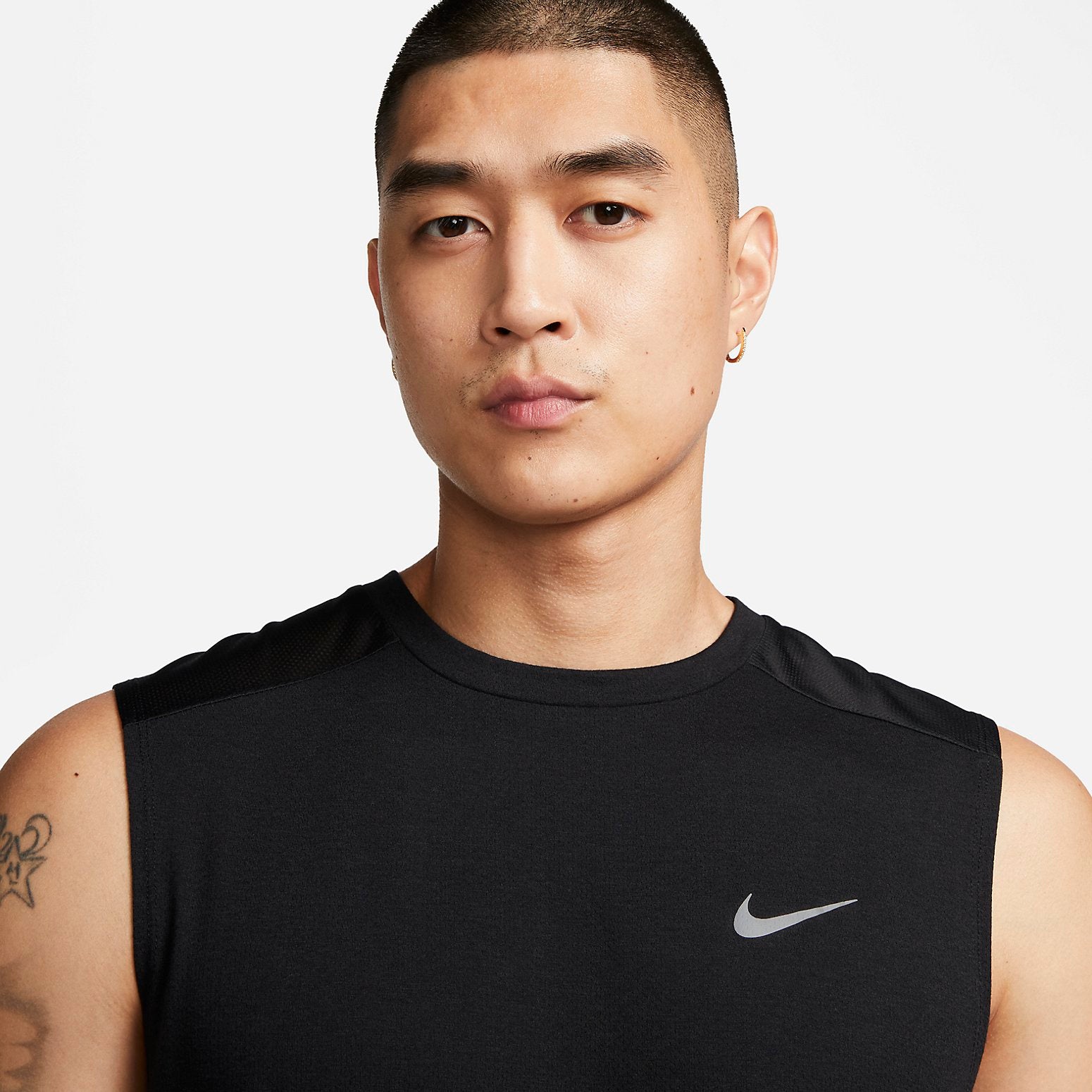 Топ Nike Dri-fit Run Division Rise 365 Tops 'Black' DX0852-010, черный — фото 2