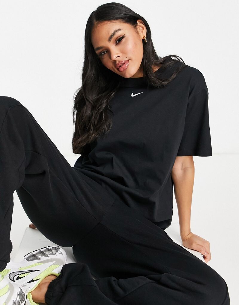 

Черная футболка бойфренда Nike Essential