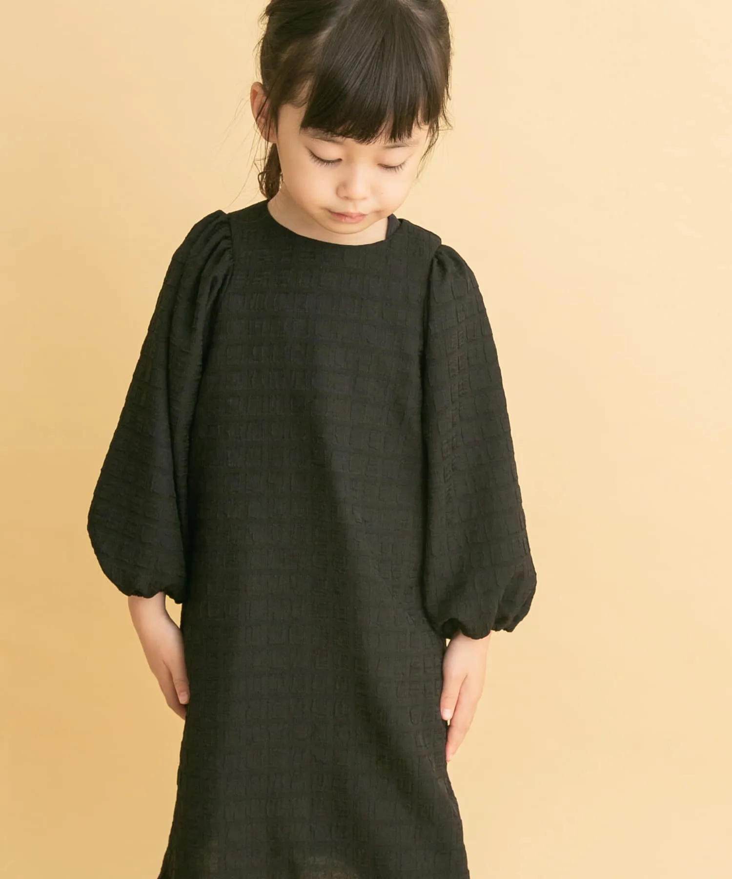 Детское платье-трапеция с клетчатым принтом и рукавами-фонариками URBAN RESEARCH DOORS черное — фото 4