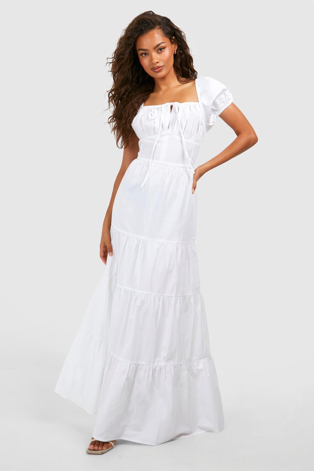 

Многоярусное платье макси из хлопкового поплина boohoo, белый