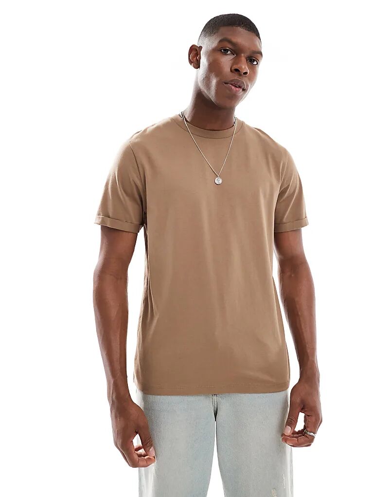 

Футболка ASOS DESIGN Essential с закатанными рукавами и круглым вырезом коричневого цвета