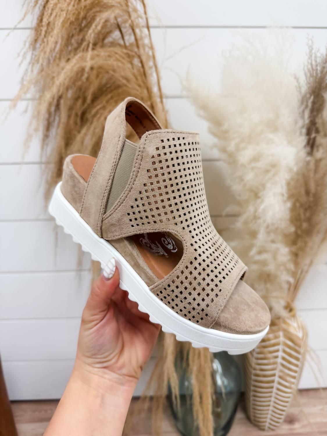 Women's Amy Sandal In Beige Very G — фото 2