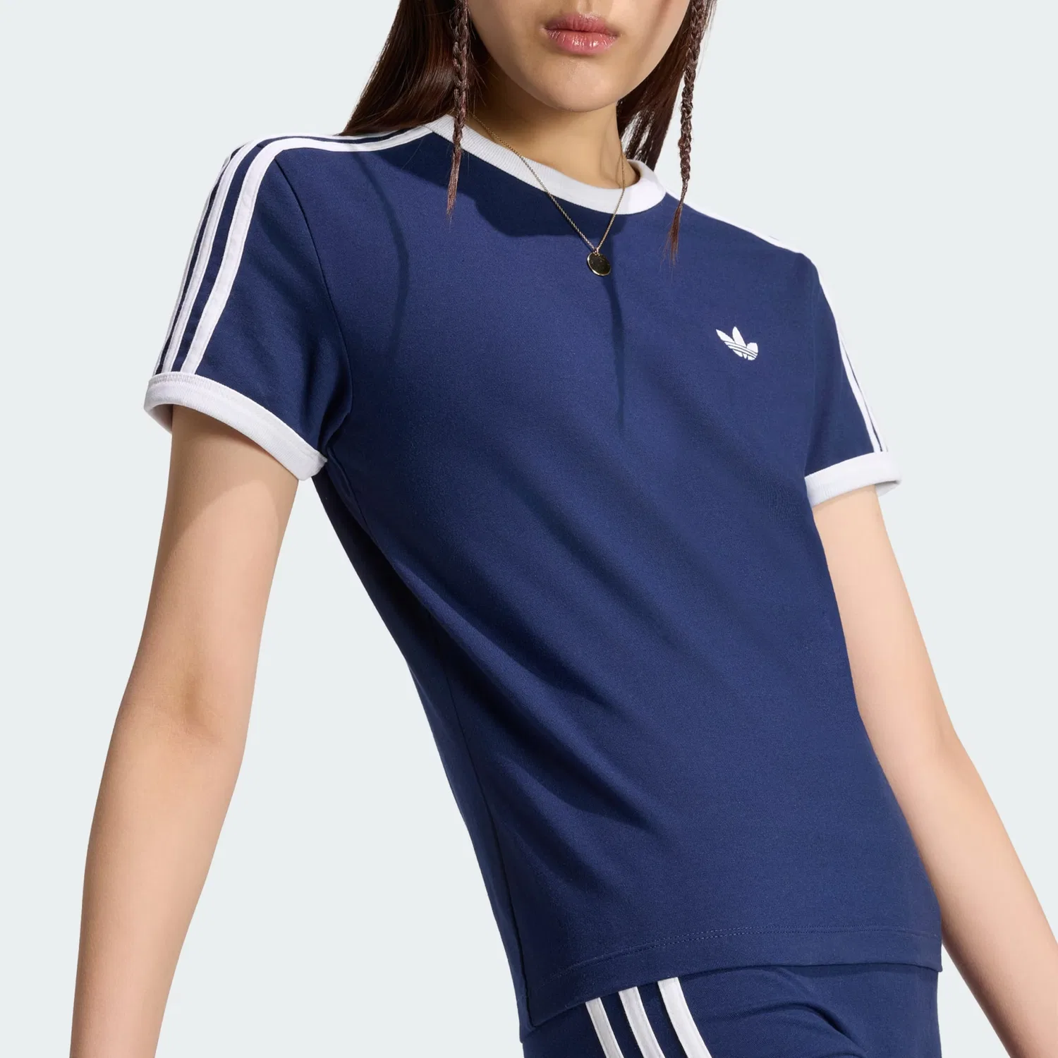Футболка Adidas Originals темно-синего цвета — фото 4