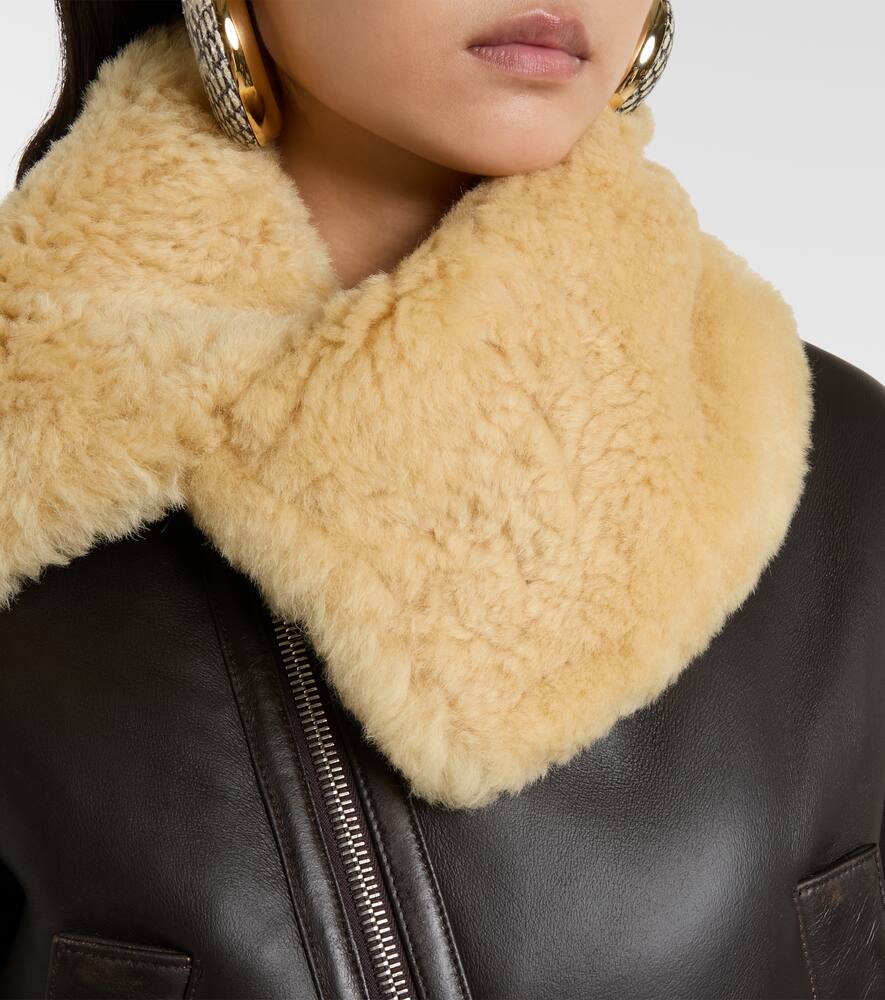 Короткая кожаная куртка авиатор с отделкой из овчины Jacquemus, Dark Brown — фото 4