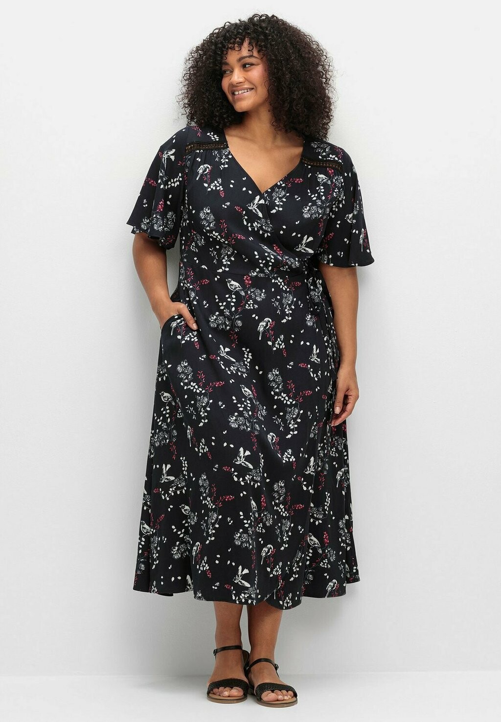 

Повседневное платье Sheego, цвет schwarz weiß gemustert