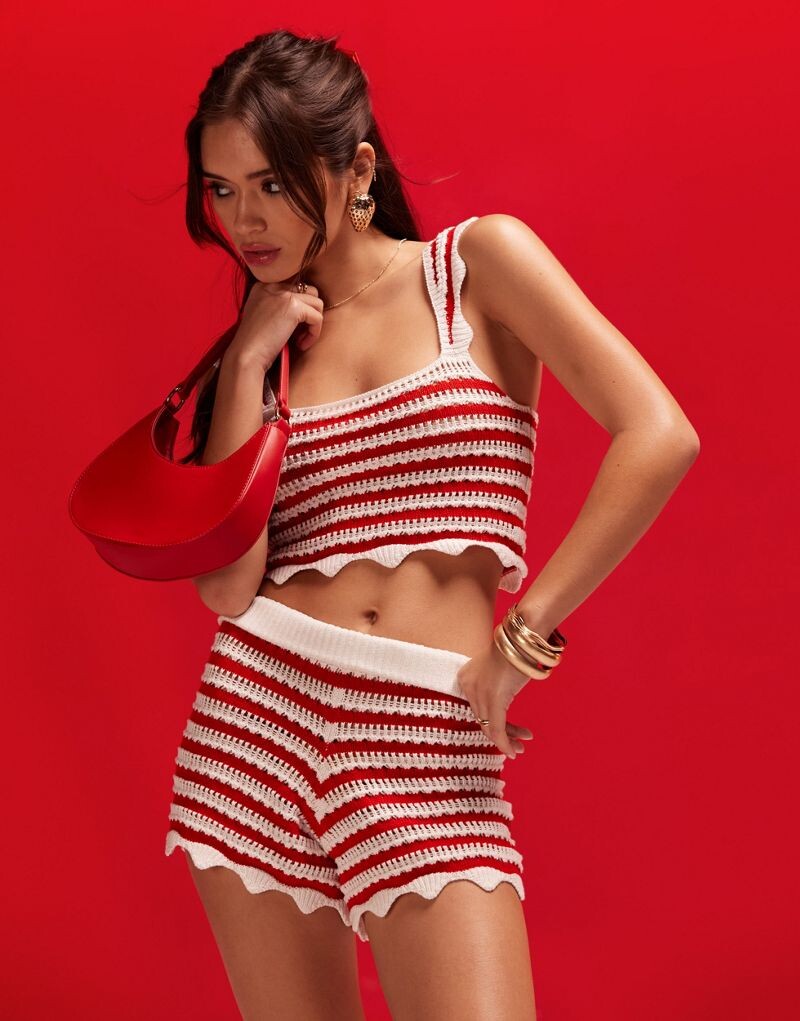 

Комбинированные шорты крючком в красную полоску ASOS DESIGN