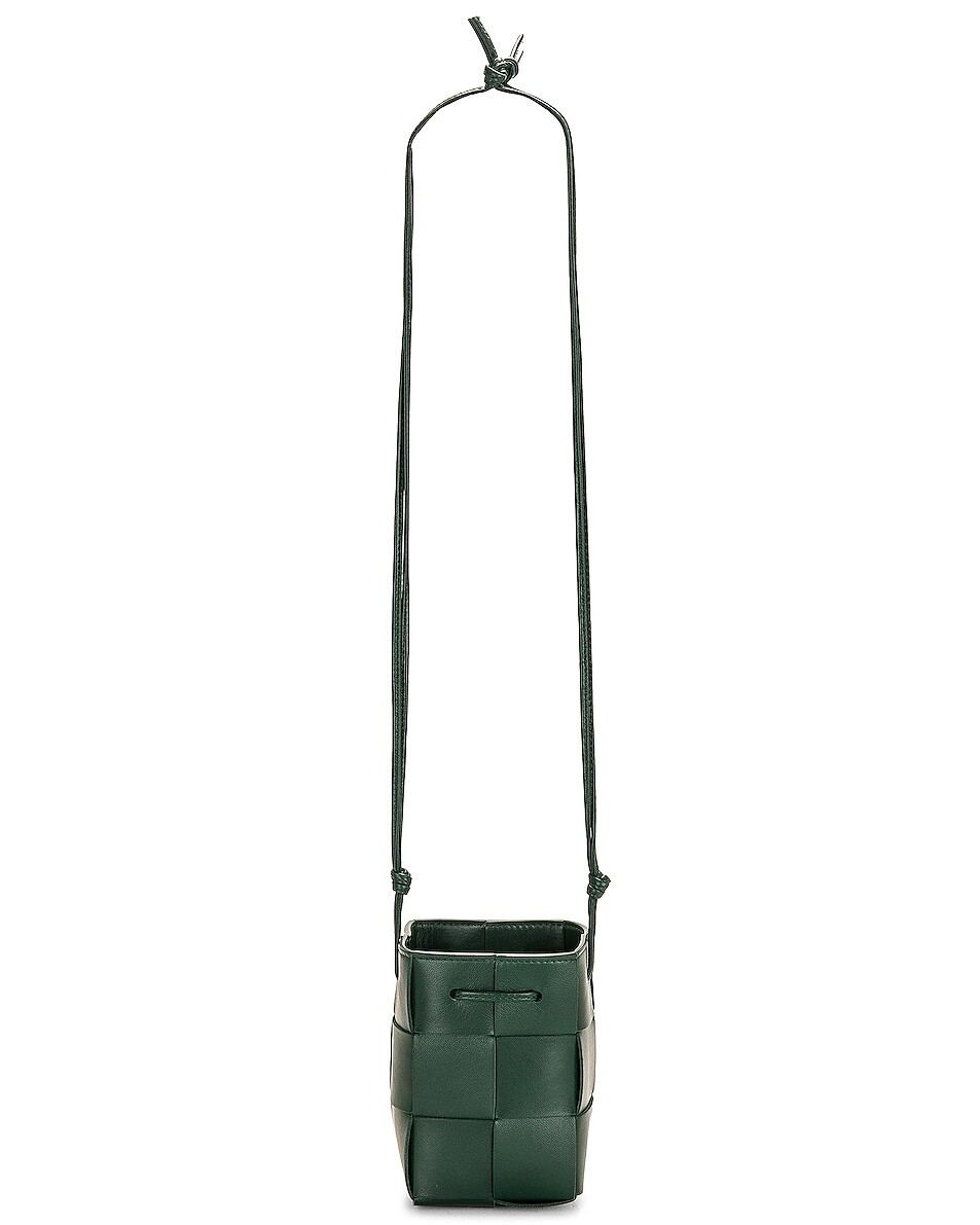 

Сумка кросс-боди Bottega Veneta Mini Crossbody Bucket, цвет Raintree & Gold