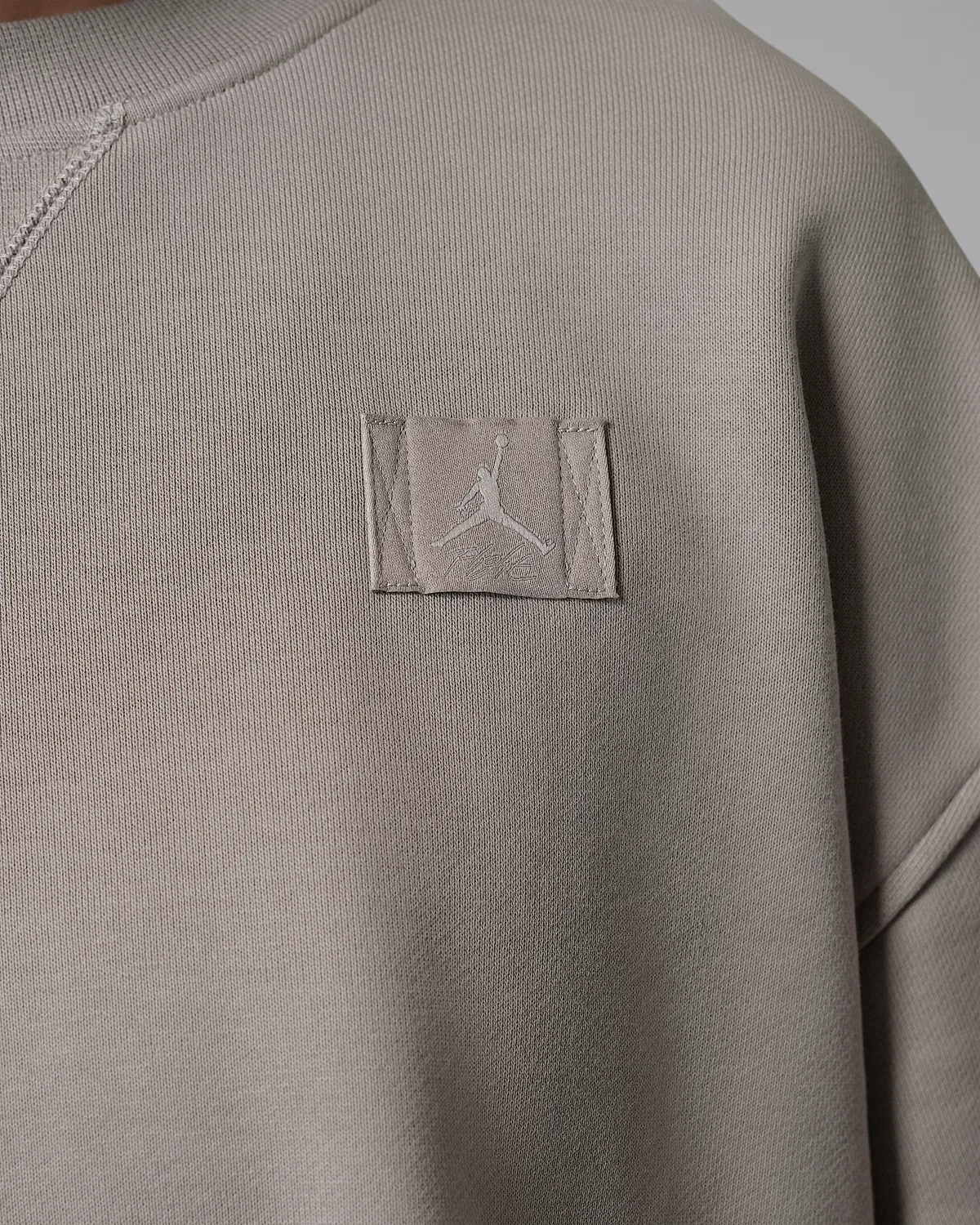 Женская укороченная толстовка с круглым вырезом Jordan Flight Fleece, Enigma Stone/Cobblestone — фото 4