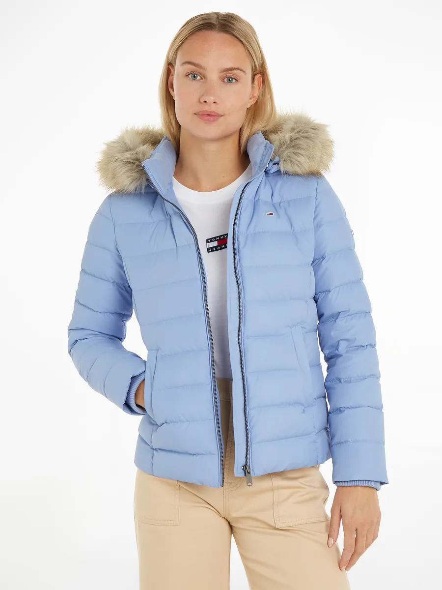 

Стеганая куртка Tommy Jeans "TJW BASIC HOODED JACKET", с капюшоном, с искусственным мехом на капюшоне и флажком с логотипом Tommy Jeans, цвет June Iris