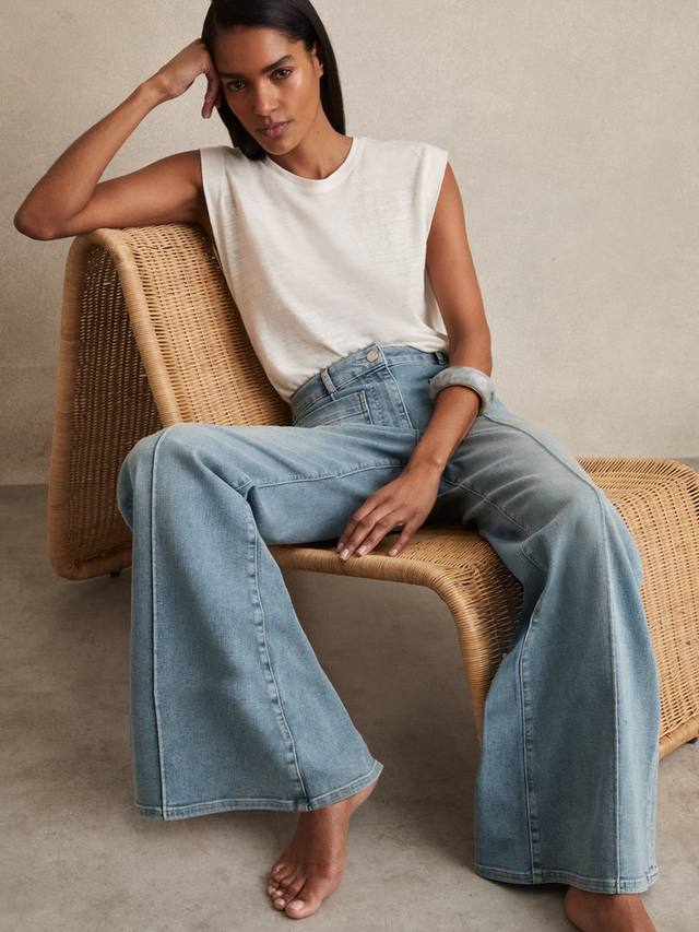 

Брюки Petite Sakura с фасоном клёш и накладными карманами Reiss, Light Blue