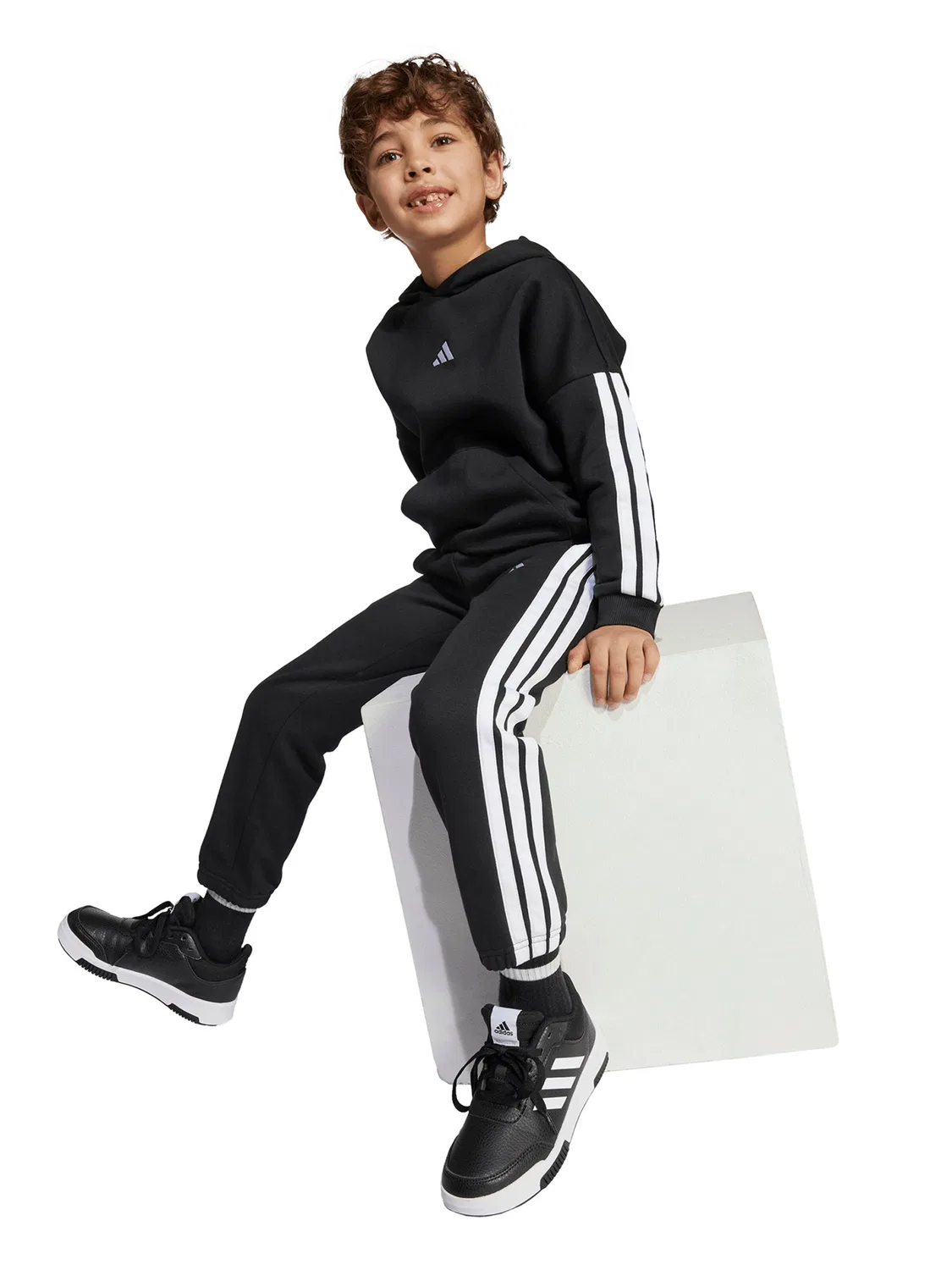 Спортивный костюм Adidas Sportswear Essentials черного цвета — фото 4