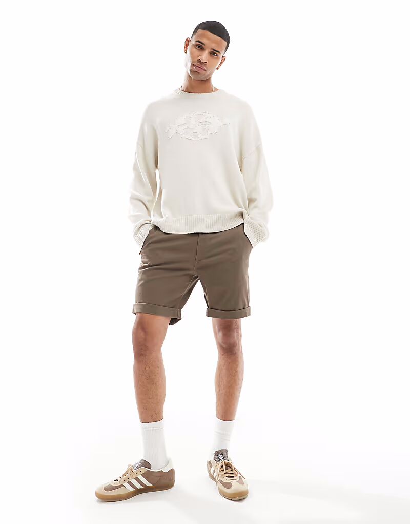 

Jack & Jones подворачивает шорты чинос коричневого цвета