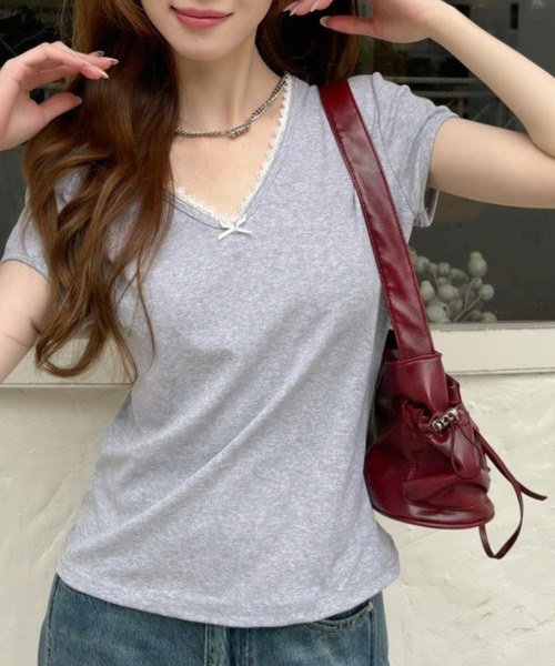 

Ada. Топ с V-образным вырезом, кружевной отделкой и французскими рукавами Ada, светло-серый