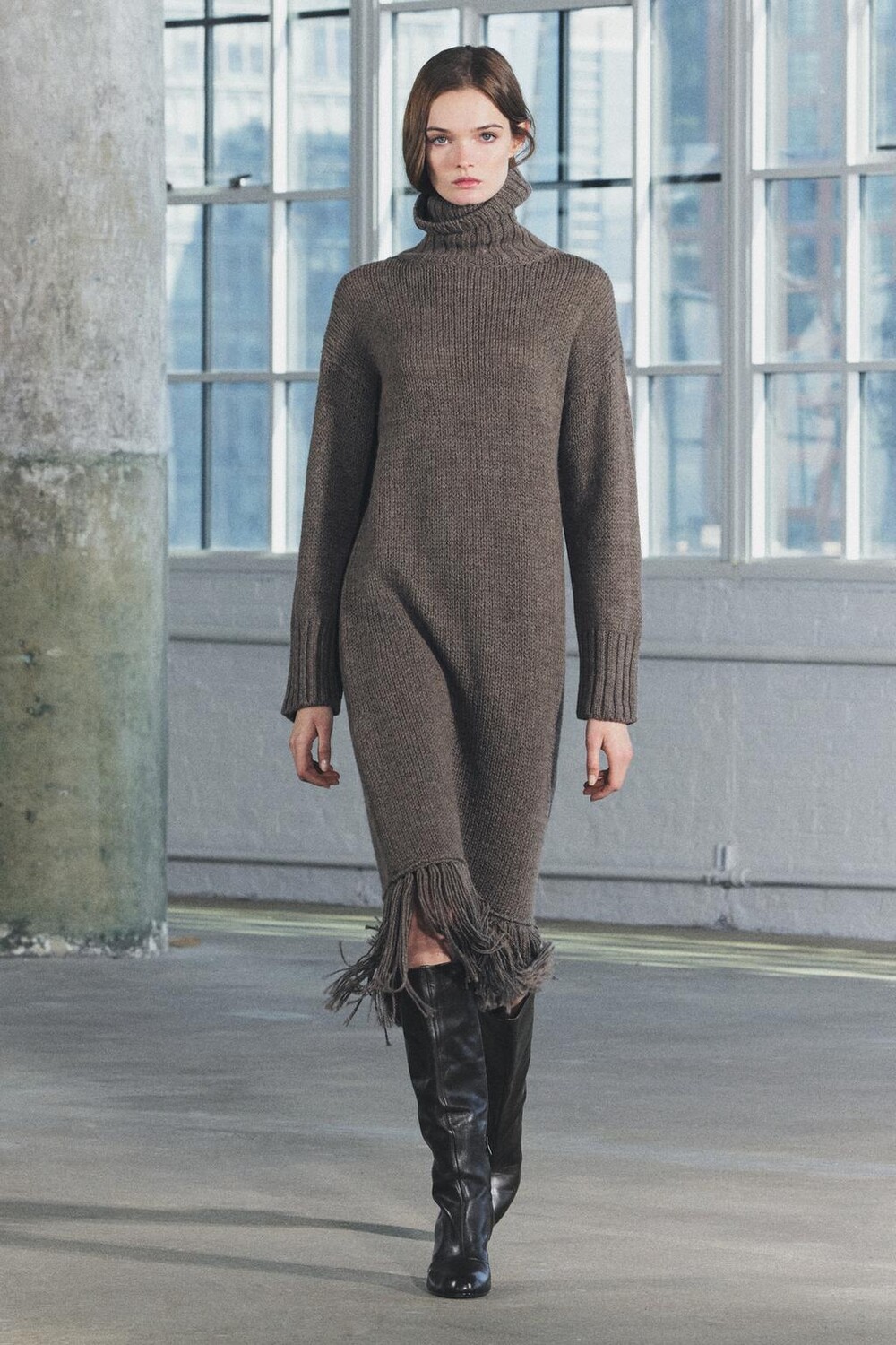 

Длинное платье из 100% шерсти с бахромой ZARA, серо-коричневый