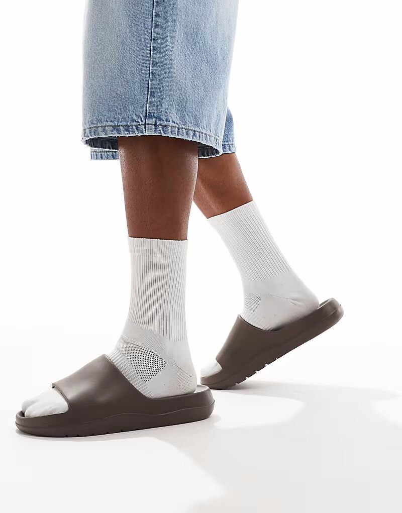 

Массивные шлепанцы ASOS DESIGN коричневого цвета