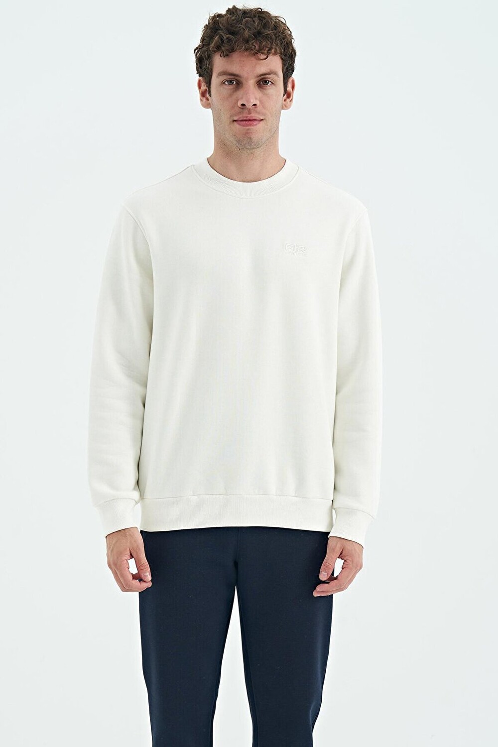

Базовый мужской свитшот Omar Ecru Crew Neck AIR JONES