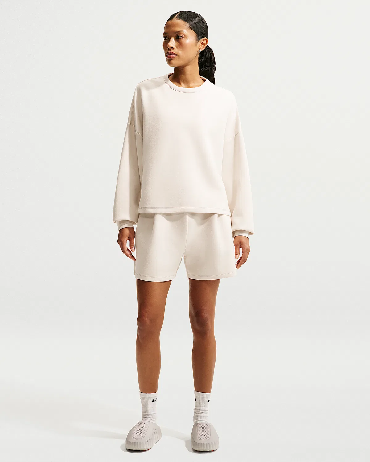 Женская футболка Nike 24.7 ImpossiblySoft Dri-FIT Oversized с круглым вырезом, Light Orewood Brown/Light Iron Ore — фото 4