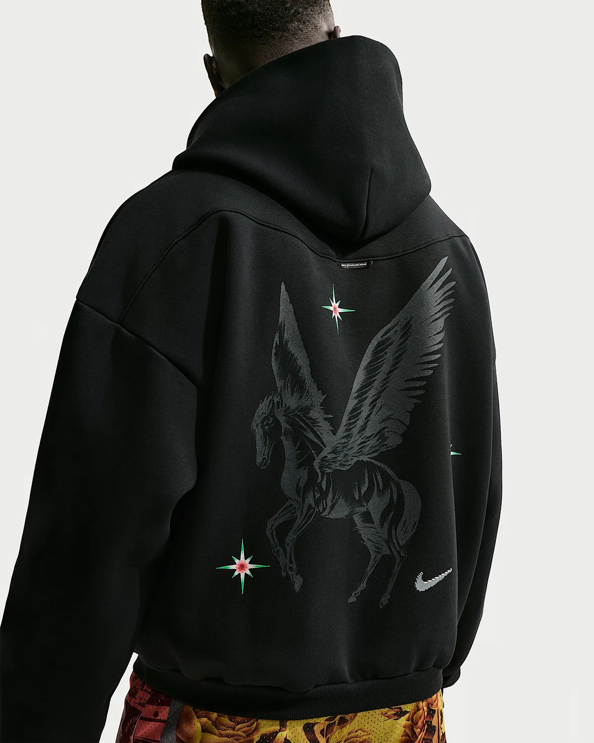 Мужская баскетбольная худи Nike Standard Issue Therma-FIT, Black/Smoke Grey — фото 2