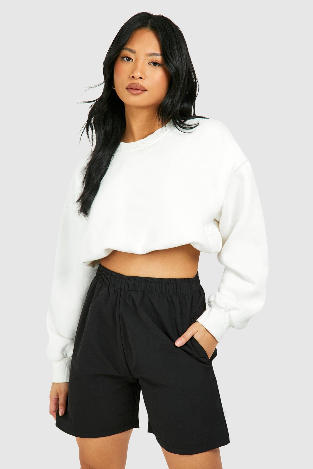 

Удлиненные шорты с парашютом для миниатюрных размеров boohoo, черный