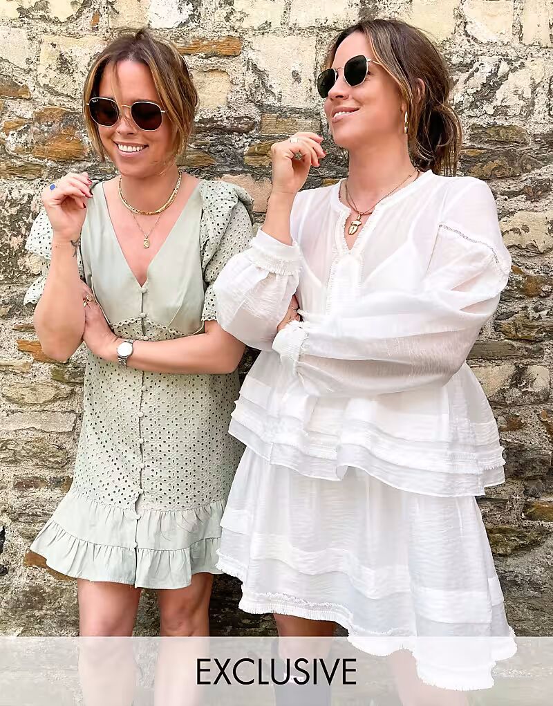 

Мини-платье на пуговицах с оборкой на плече, выполненной в технике шитья Labelrail, шалфейный