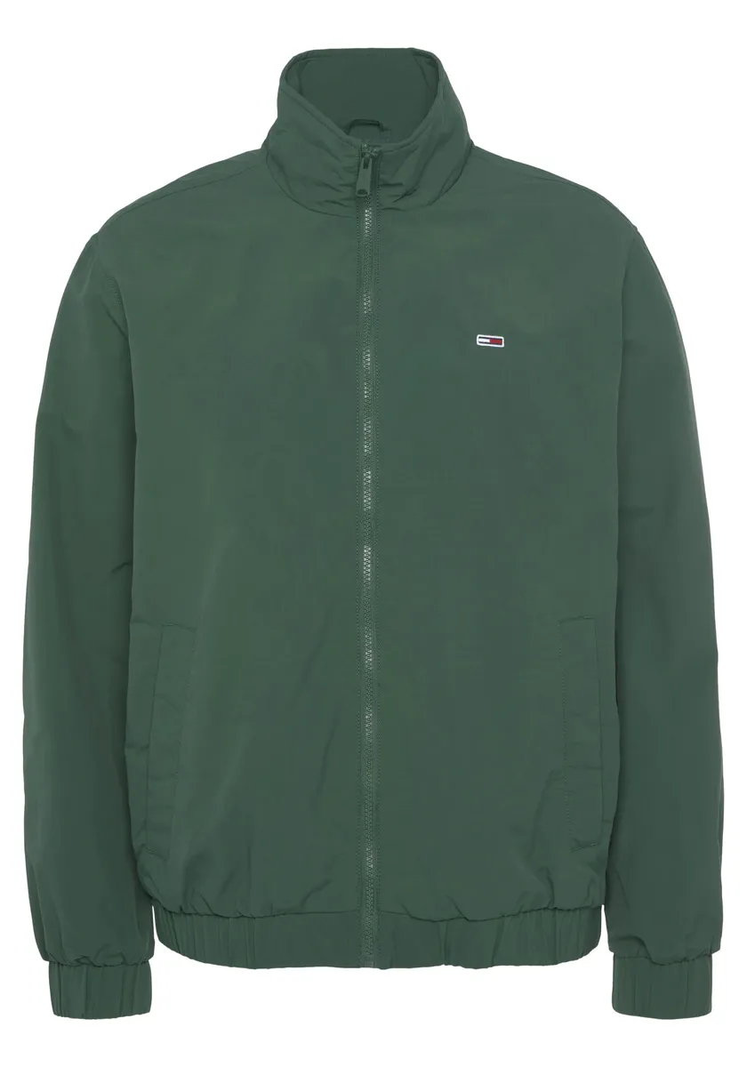 

Короткая куртка Tommy Jeans "TJM ESSENTIAL JACKET EXT", бомбер с воротником стойкой, цвет Court Green