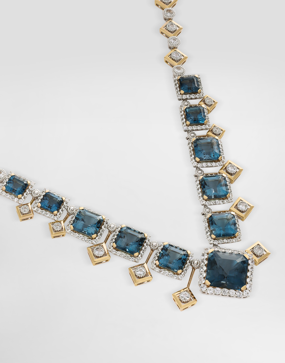 Колье eleganza из белого и желтого золота 18 карат с топазами и сапфирами. Dolce & Gabbana, золото — фото 3