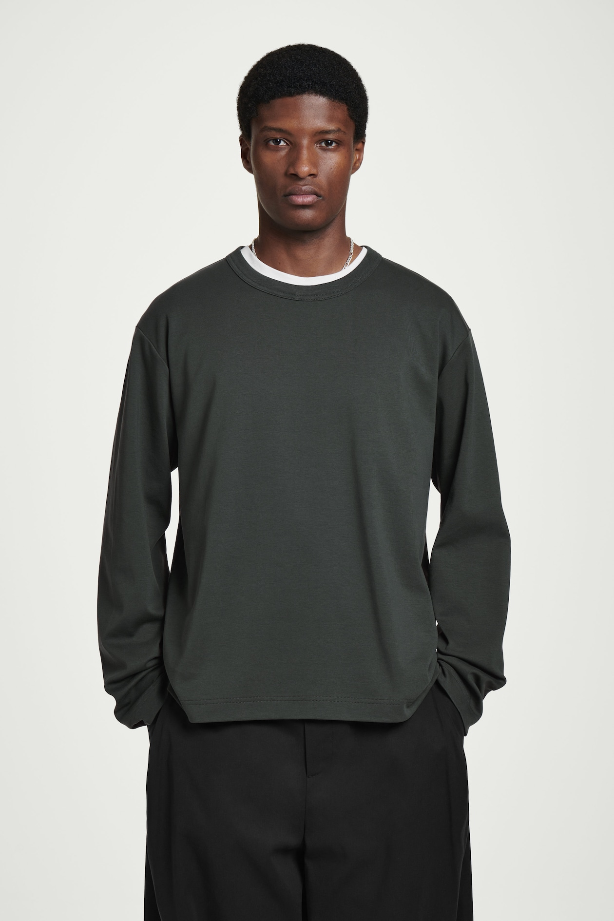 

Трикотажная футболка с длинным рукавом – relaxed fit COS, темно-зеленый