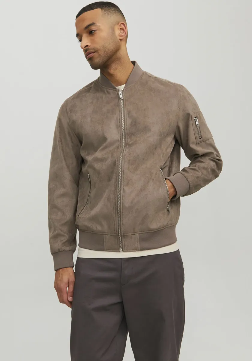 

Блузон Jack & Jones "JJEROCKY ИЗ ИСКУССТВЕННОЙ ЗАМШИ-БОМБЕРА", цвет Falcon