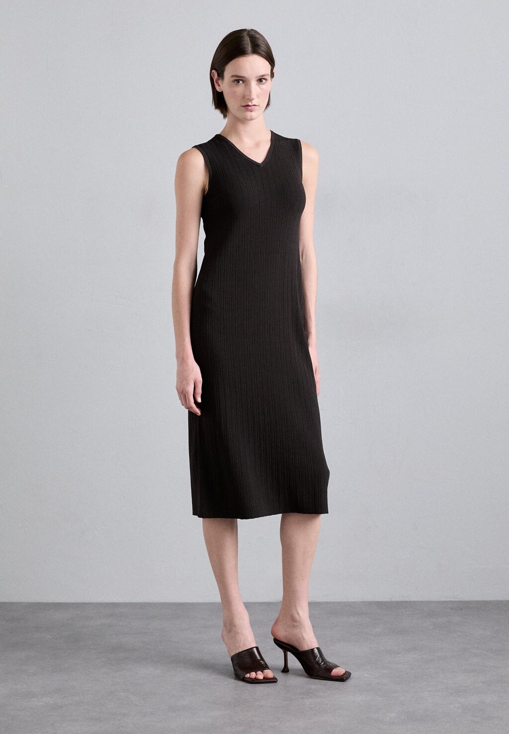 

Трикотажное платье Vneck Dress Filippa K, темно коричневый