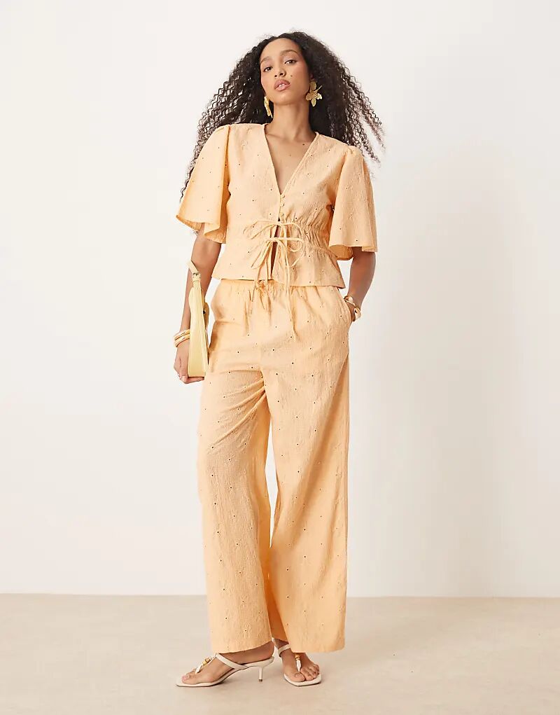 

Брюки-комбинезон с цветочной вышивкой ASOS DESIGN абрикосового цвета