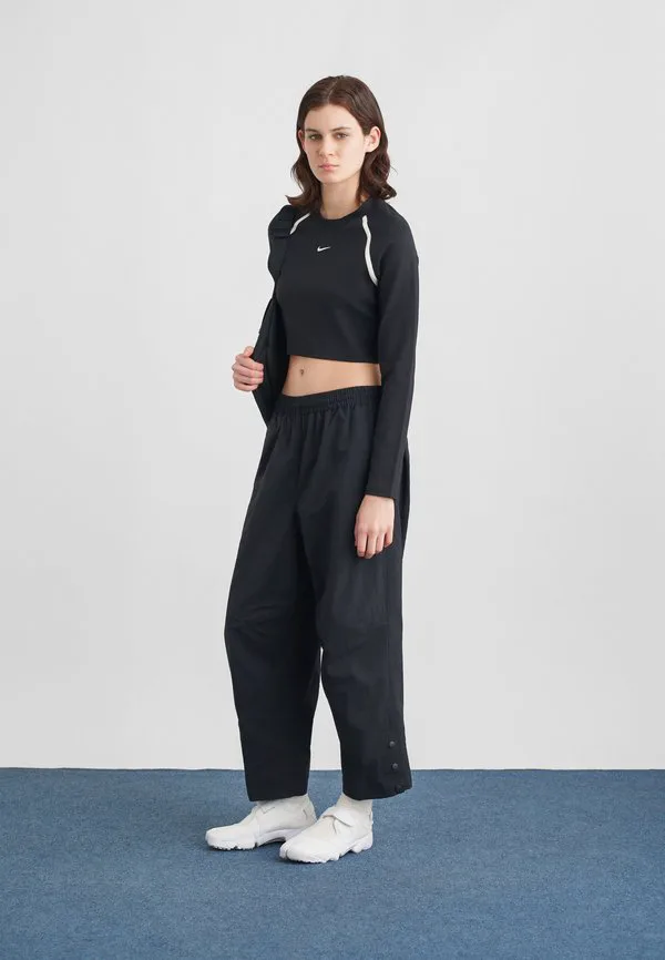 Яркий укороченный топ с длинными рукавами в уличном стиле Nike Sportswear, Black/Chalk — фото 2