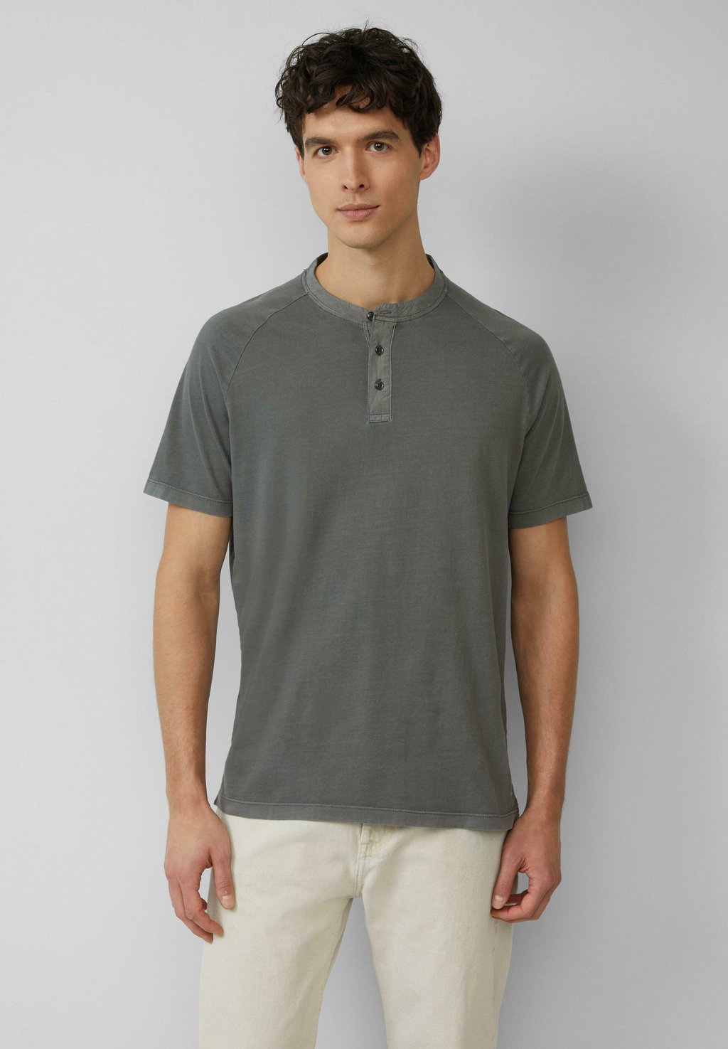 

Базовая футболка MIT HENLEY-AUSSCHNITT UND RAGLANÄRMELN s.Oliver, серый