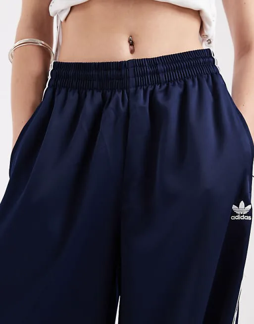 Темно-синие и кремово-белые атласные широкие спортивные брюки adidas Originals — фото 3