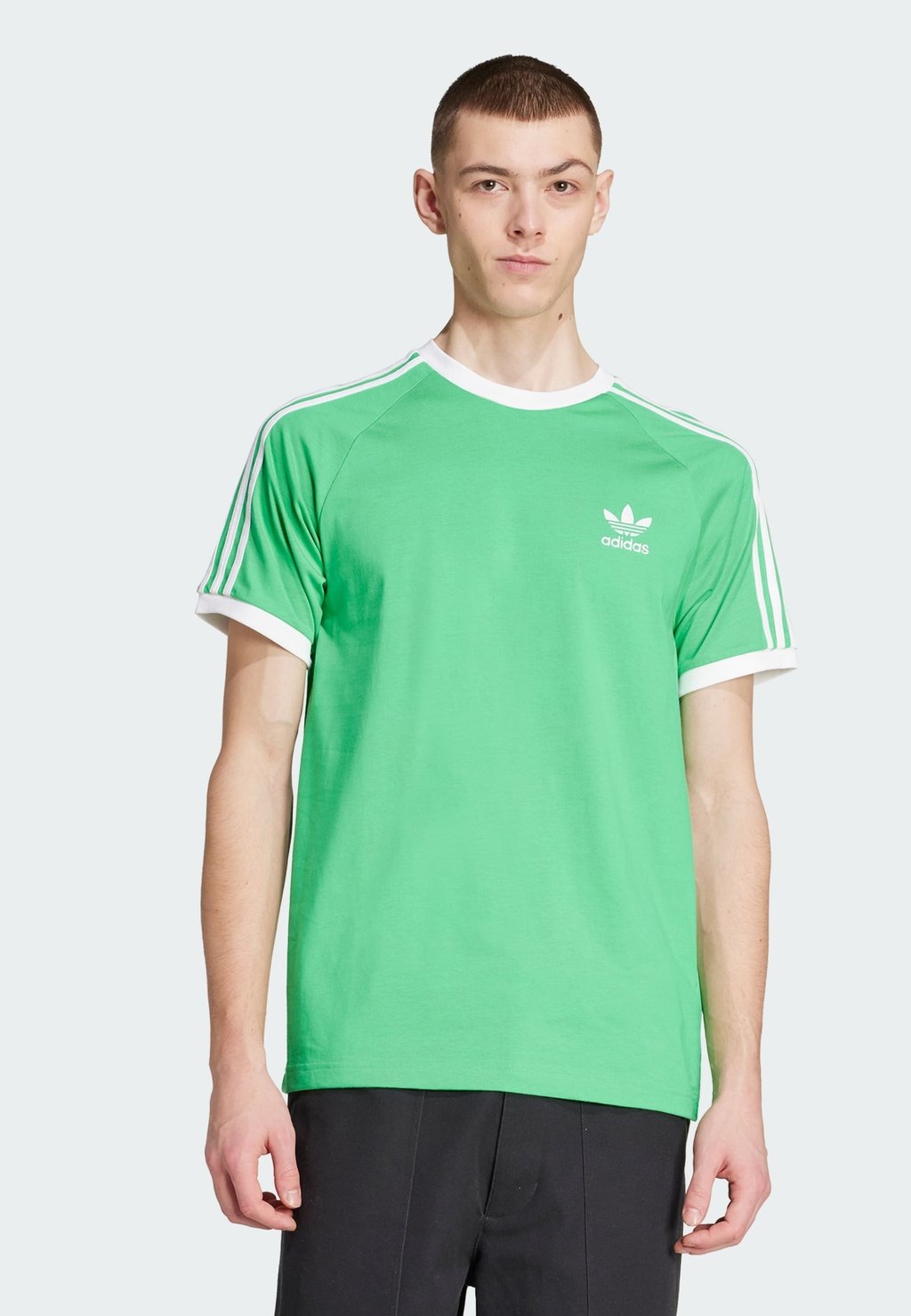 

Футболка с принтом STRIPES Adidas Originals, цвет Energy Green White