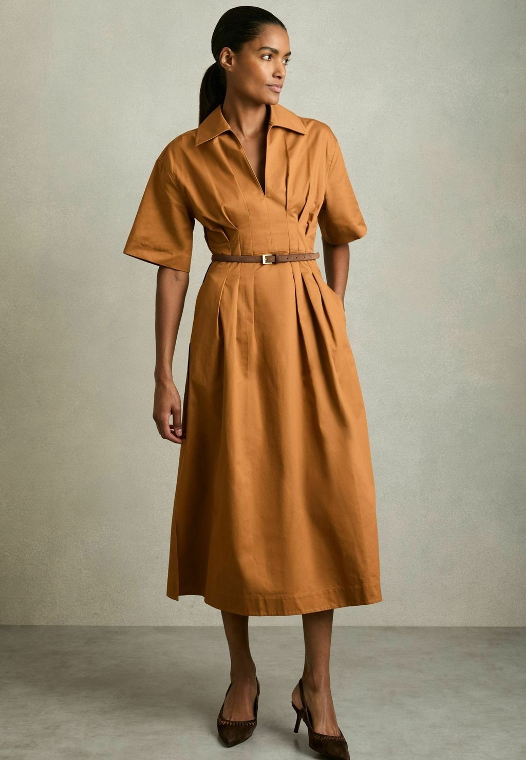 

Платье-рубашка REGULAR FIT-AUBREY PLEATED Reiss, коричневый